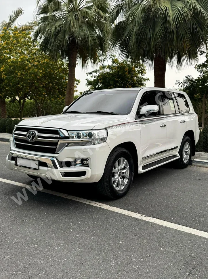تويوتا  لاند كروزر  جي اكس ار  2019  اوتوماتيك  69,000 كم  8 سلندر  دفع رباعي  اس يو في  أبيض