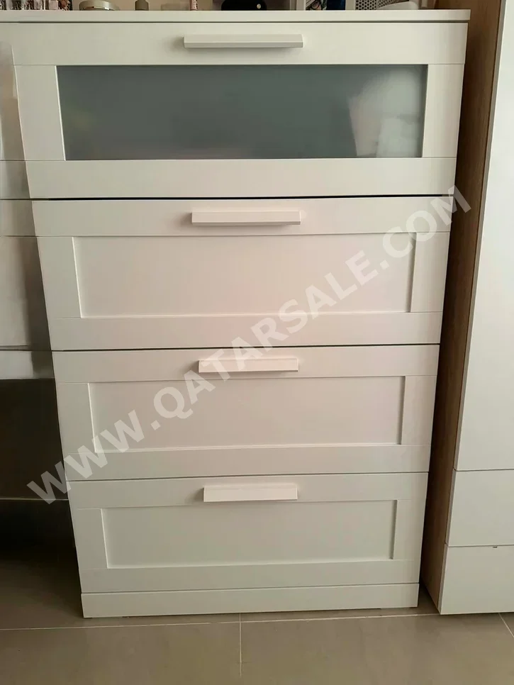 رفوف وخزانات الأحذية