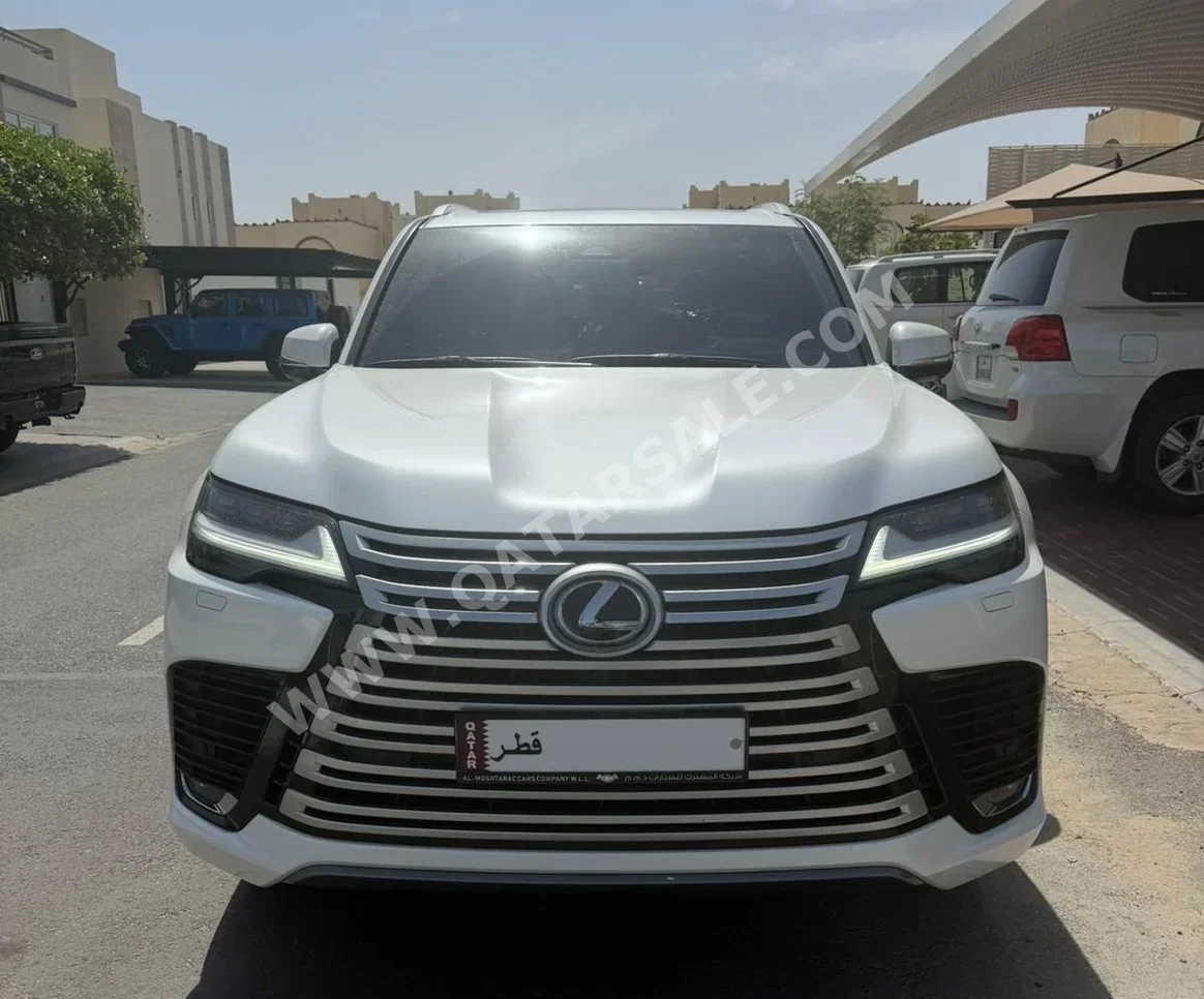 لكزس ال اكس 600 لكجري 2025 اوتوماتيك 33,000 كم 6 سلندر دفع رباعي اس يو في أبيض تحت الضمان