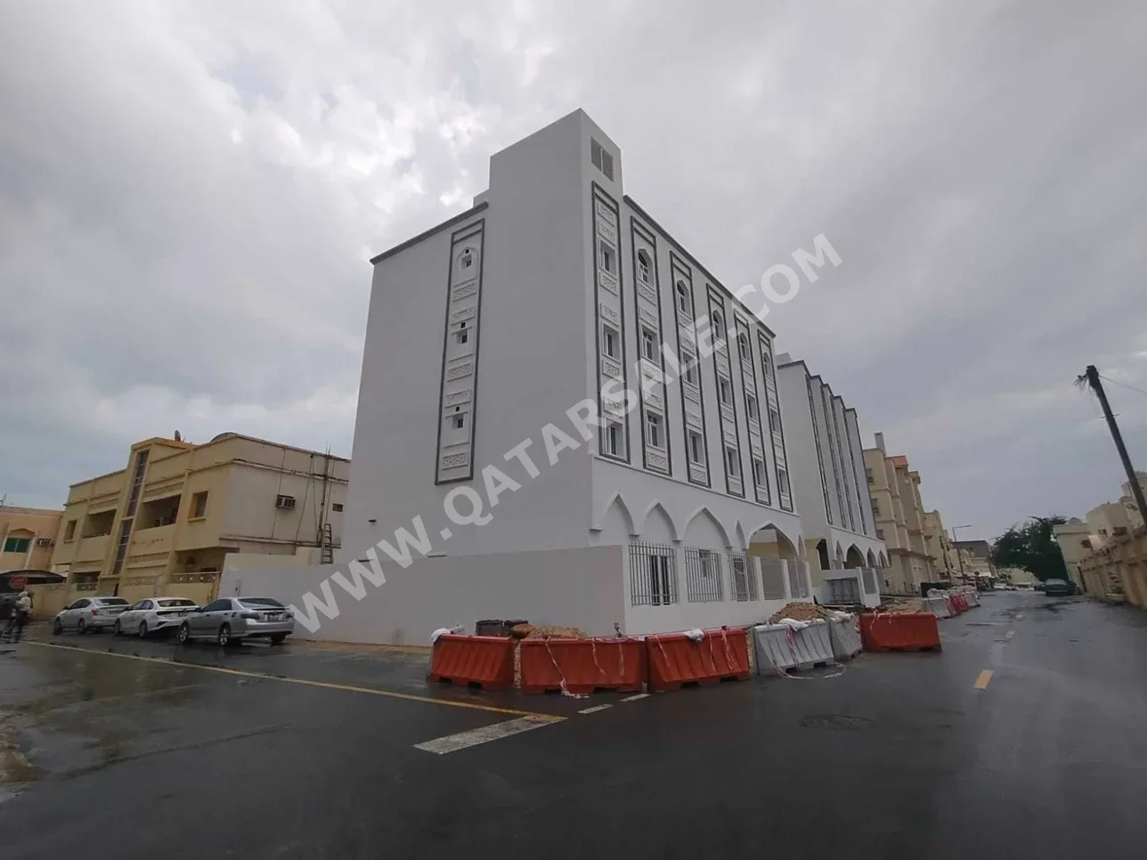 مباني ,ابراج ومجمعات - سكن عائلي  - الدوحة  - المطار القديم  للبيع