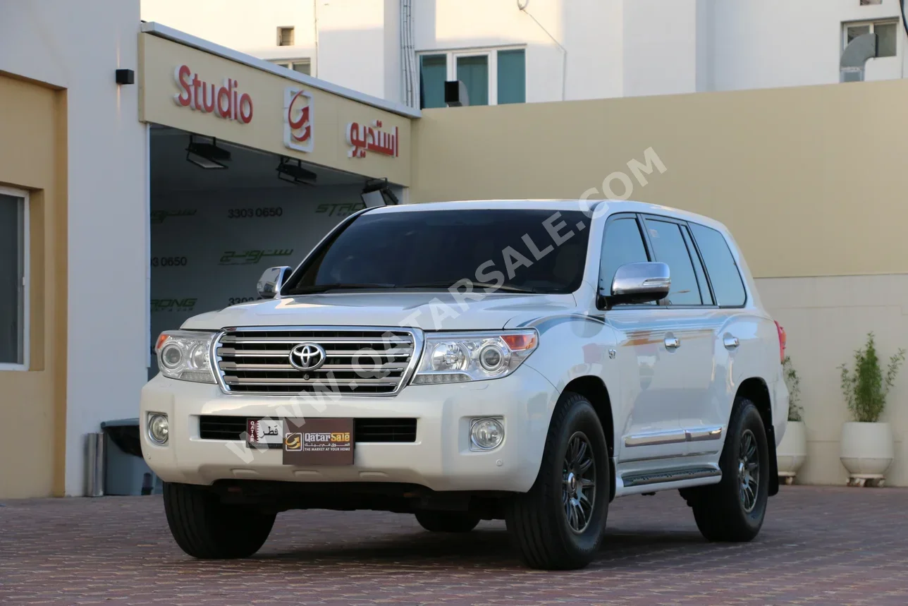تويوتا  لاند كروزر  في اكس ار  2013  اوتوماتيك  217,000 كم  8 سلندر  دفع رباعي  اس يو في  أبيض