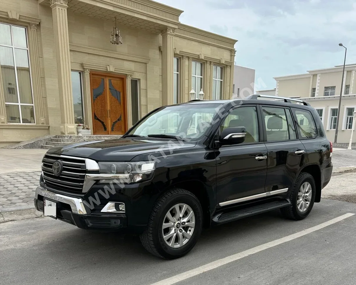 Toyota  Land Cruiser  GXR Black Edition  2017  Automatic  180,000 Km  8 Cylinder  Four Wheel Drive (4WD)  SUV  Black