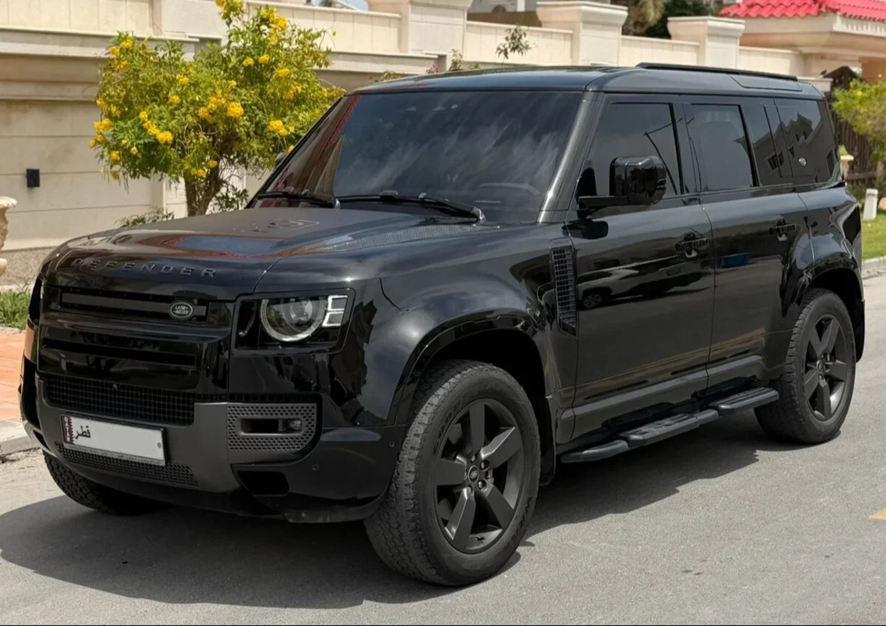 لاند روفر ديفيندر 110 اس اي 2023 اوتوماتيك 90,000 كم 4 سلندر دفع رباعي اس يو في أسود تحت الضمان