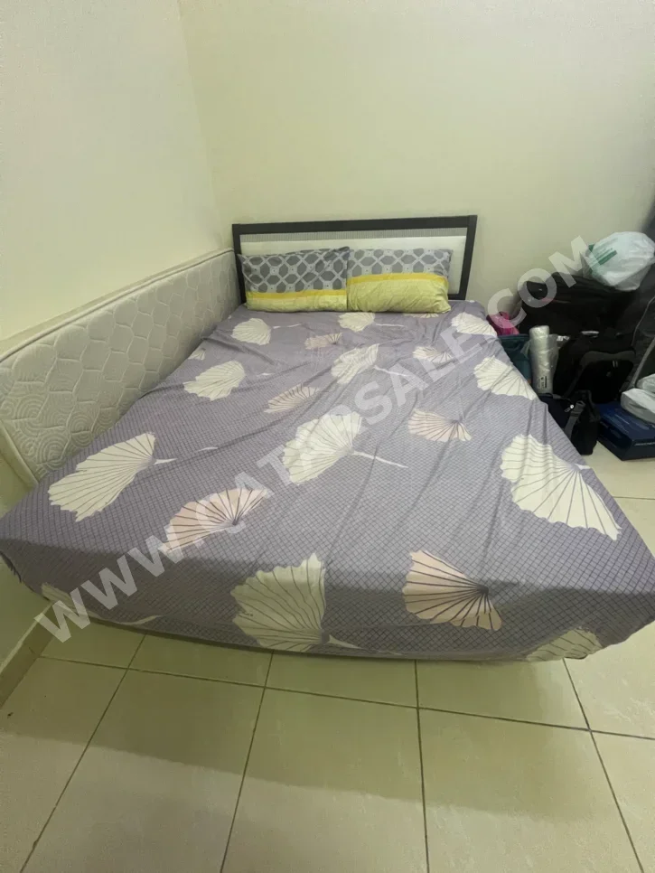 الأسّرة - كوين  - بنى