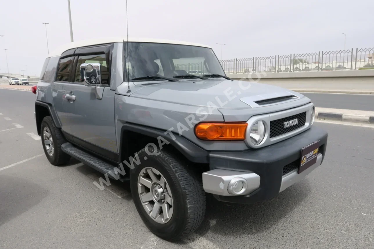 تويوتا  إف جي كروزر  2019  اوتوماتيك  170,000 كم  6 سلندر  دفع رباعي  اس يو في  رمادي
