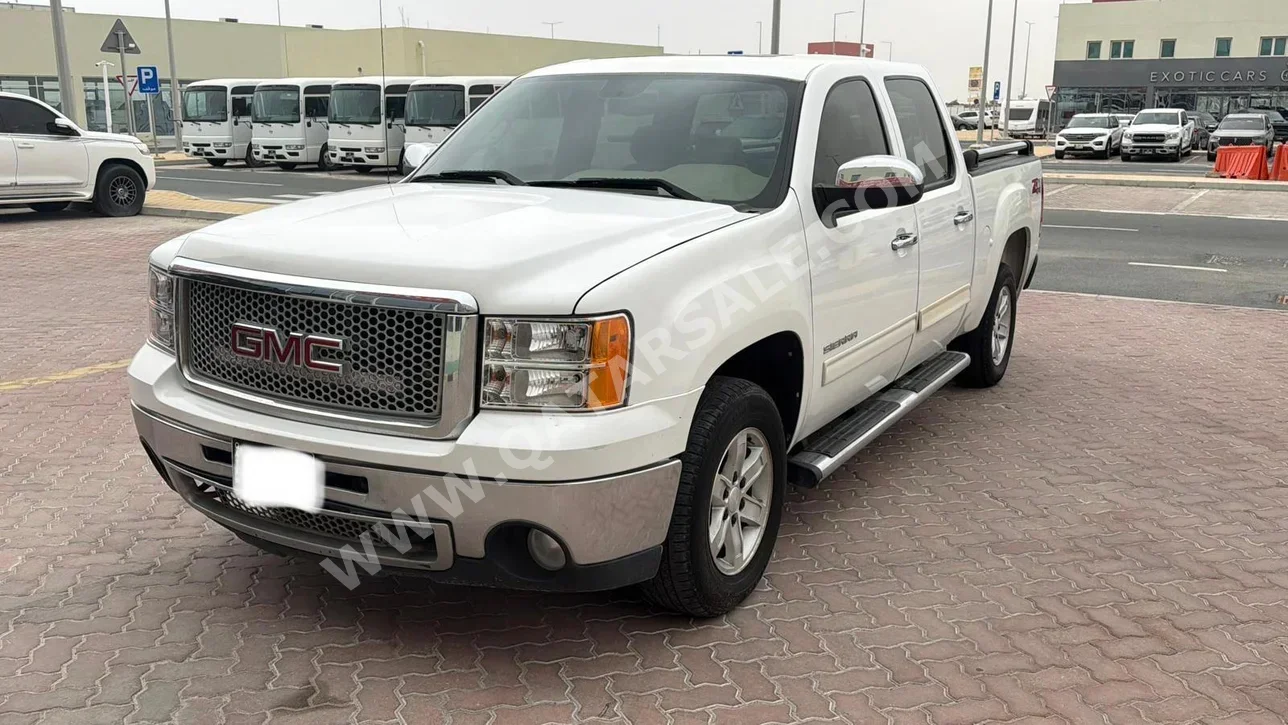 GMC Sierra Z71 2010 Automatic 300,000 Km 8 Cylinder Four Wheel Drive (4WD) Pick Up White