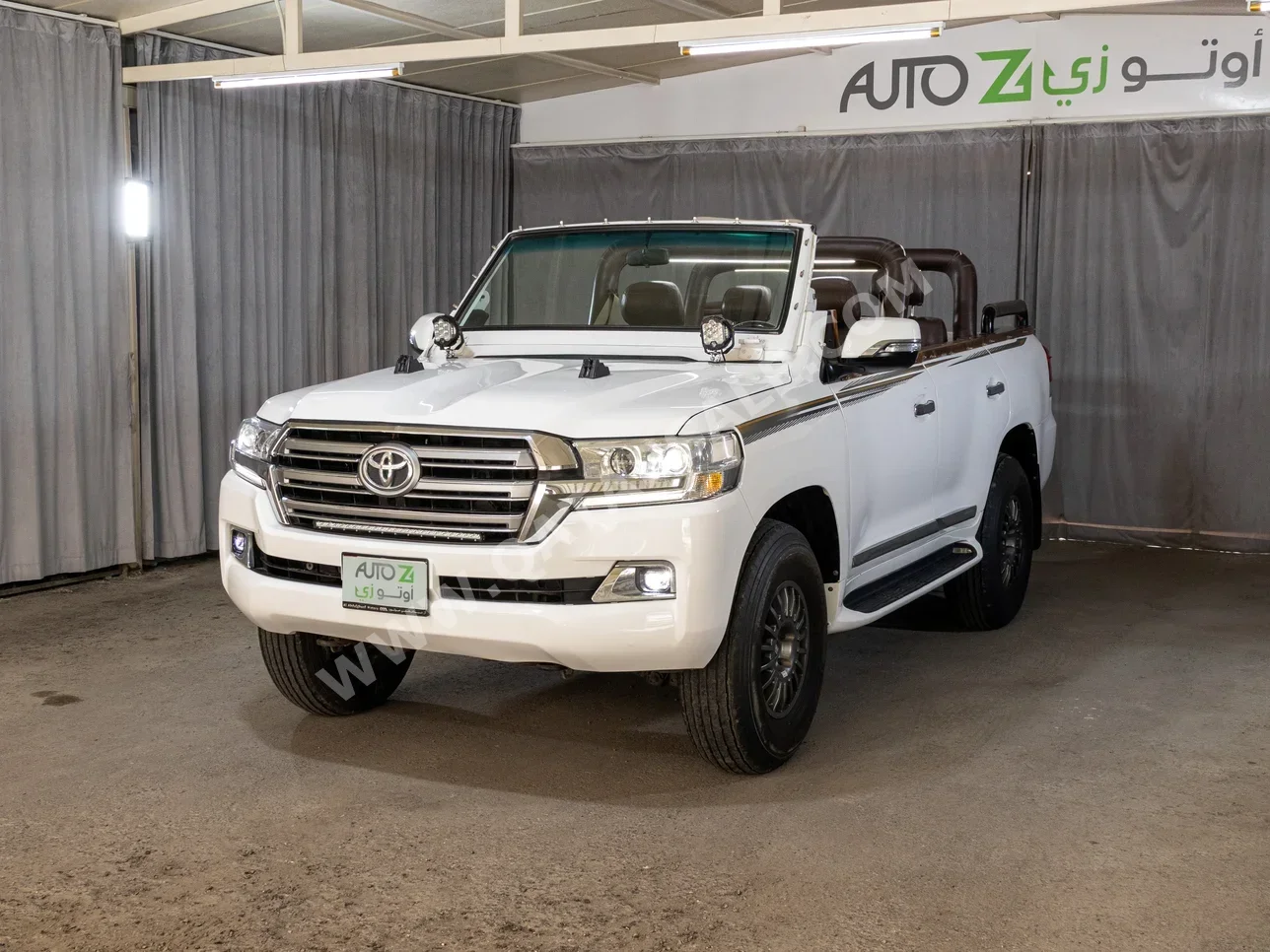 Toyota  Land Cruiser  VXR  2009  Automatic  256,000 Km  8 Cylinder  Four Wheel Drive (4WD)  Convertible  White