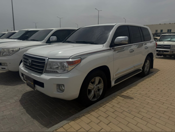 تويوتا  لاند كروزر  جي اكس ار  2014  اوتوماتيك  400,000 كم  8 سلندر  دفع رباعي  اس يو في  أبيض