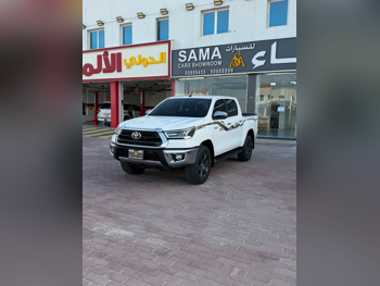 Toyota  Hilux  SR5  2024  Automatic  36,000 Km  4 Cylinder  Four Wheel Drive (4WD)  Pick Up  White  With Warranty