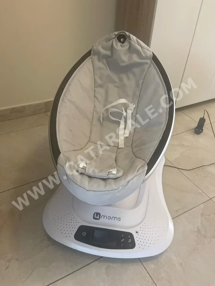 مقعد الطفل / الكراسي الهزازة والأراجيح