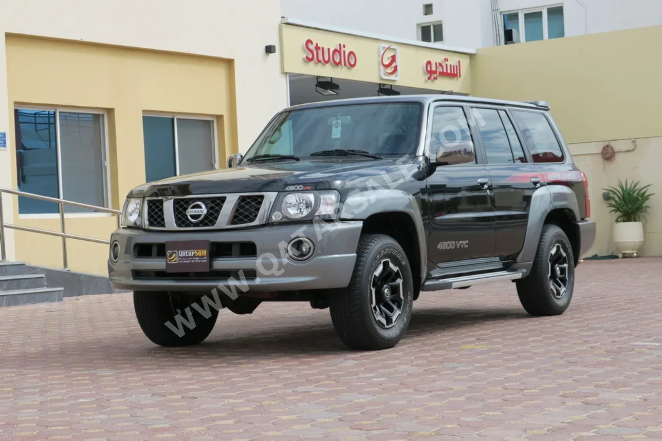 نيسان باترول سوبر سفاري 2022 اوتوماتيك 25,000 كم 6 سلندر دفع رباعي اس يو في أسود و فضي تحت الضمان