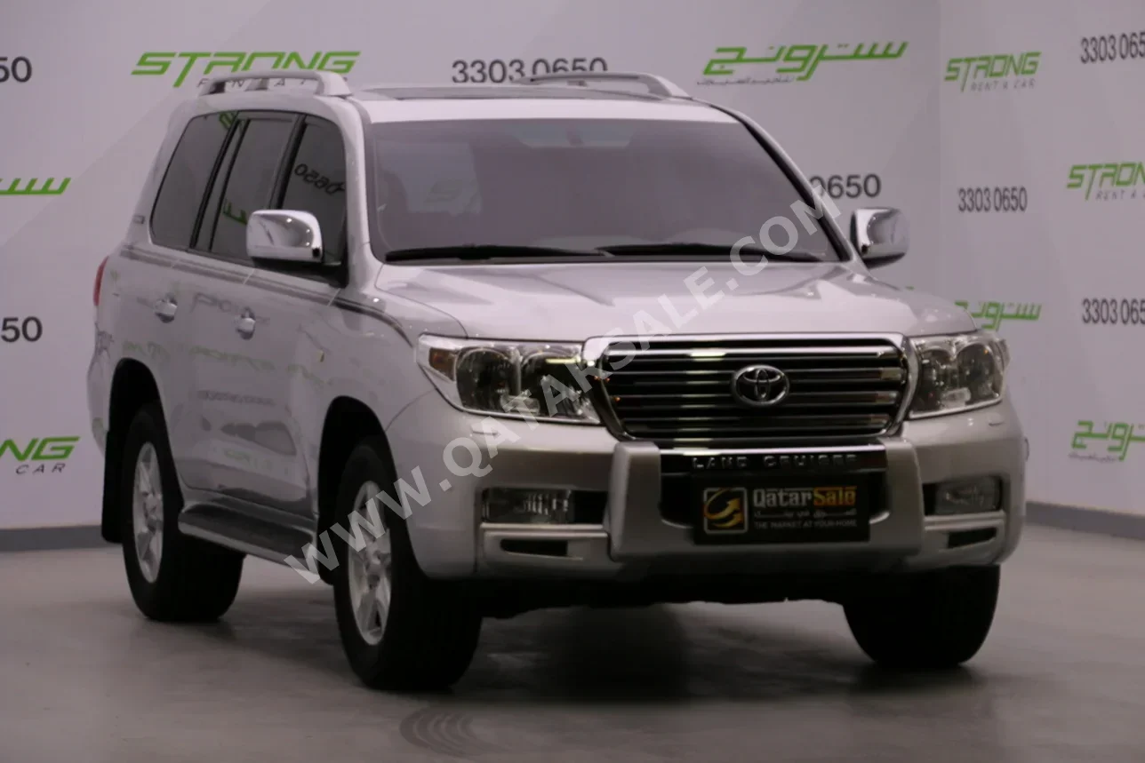 تويوتا  لاند كروزر  في اكس ار  2011  اوتوماتيك  95,000 كم  8 سلندر  دفع رباعي  اس يو في  فضي