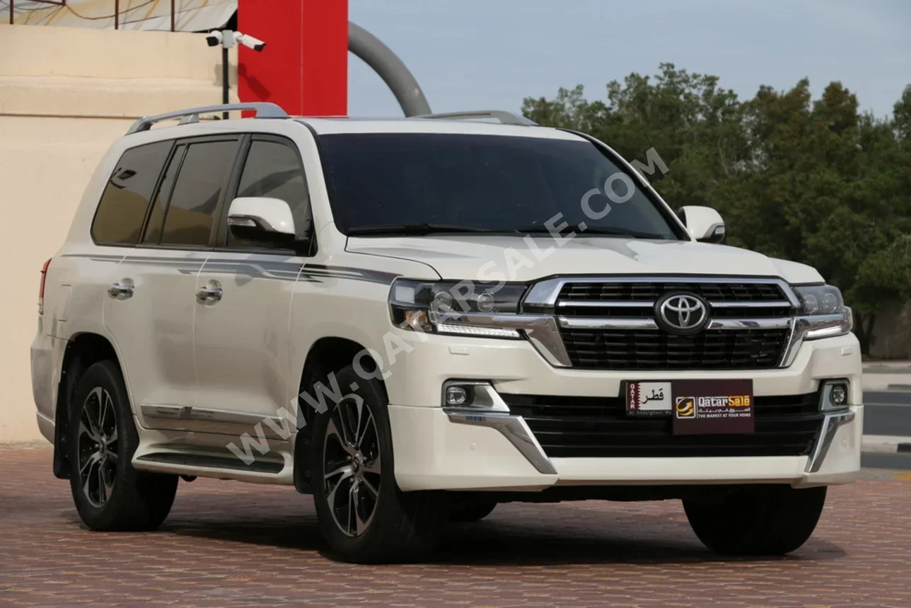 تويوتا  لاند كروزر  جي اكس ار  2013  اوتوماتيك  320,000 كم  8 سلندر  دفع رباعي  اس يو في  أبيض