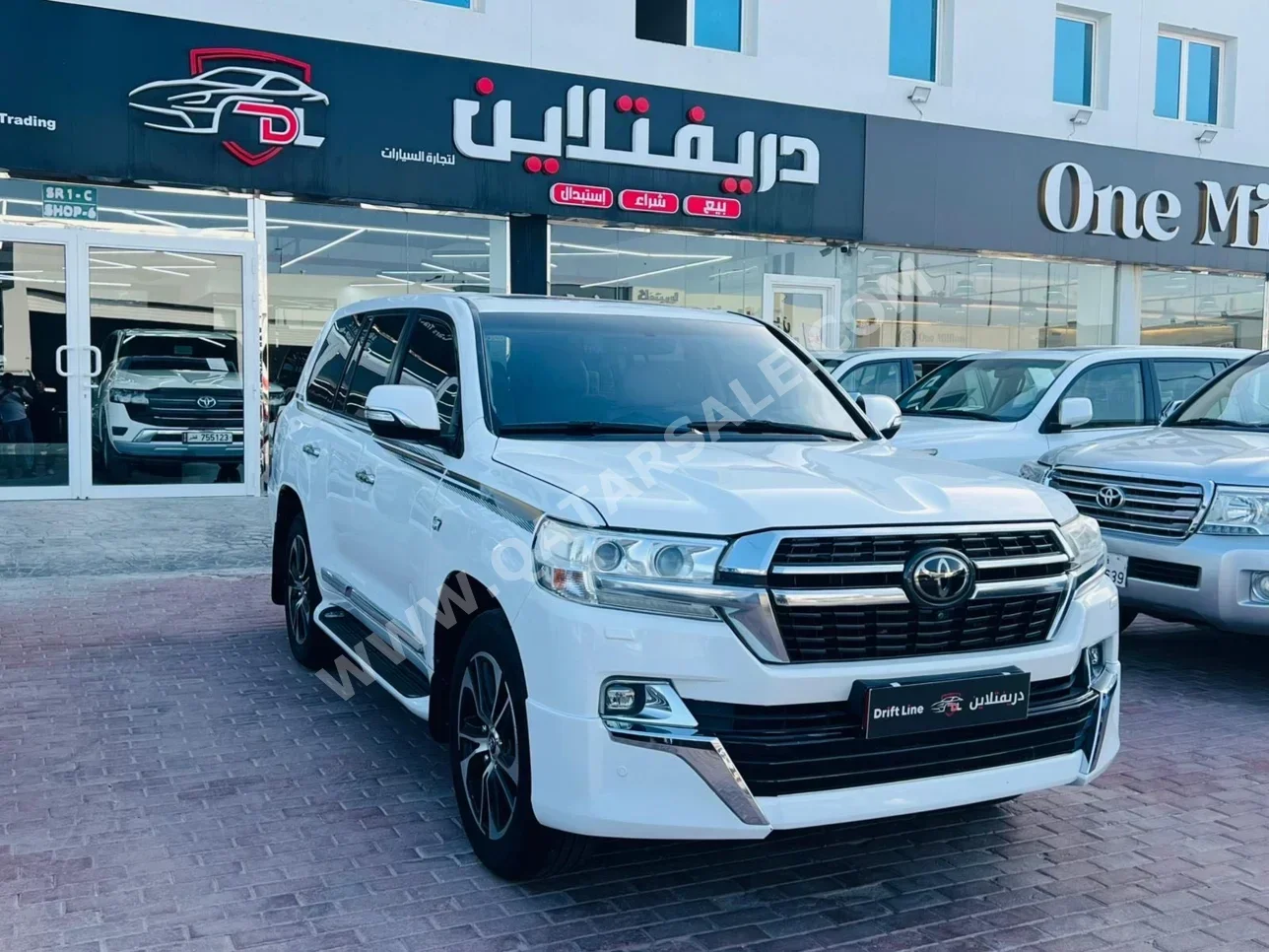 Toyota  Land Cruiser  VXR  2016  Automatic  376,000 Km  8 Cylinder  Four Wheel Drive (4WD)  SUV  White