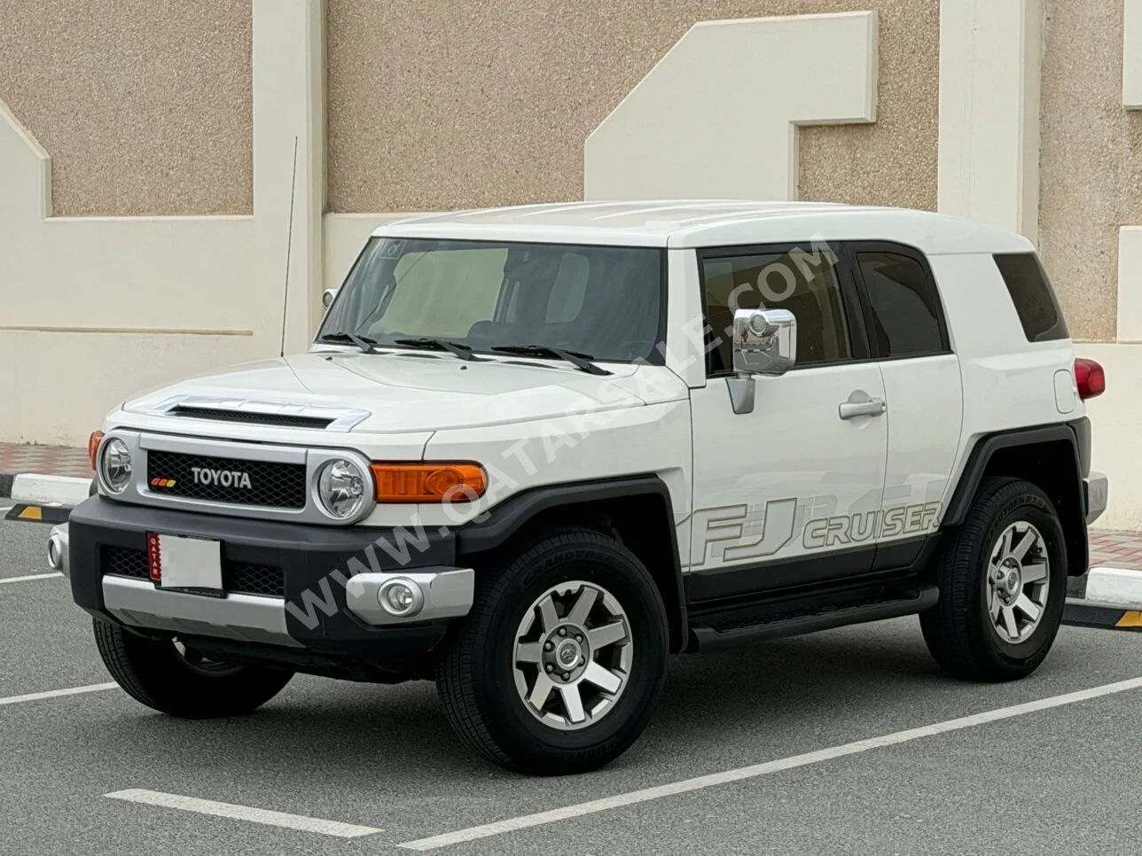 تويوتا  إف جي كروزر  2019  اوتوماتيك  137,700 كم  6 سلندر  دفع رباعي  اس يو في  أبيض