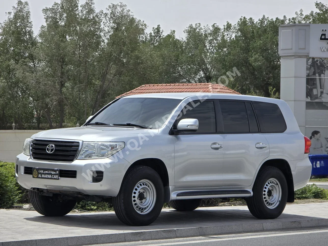 تويوتا  لاند كروزر  جي  2014  اوتوماتيك  212,000 كم  6 سلندر  دفع رباعي  اس يو في  فضي
