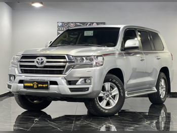 تويوتا  لاند كروزر  جي اكس ار  2020  اوتوماتيك  80,000 كم  6 سلندر  دفع رباعي  اس يو في  فضي