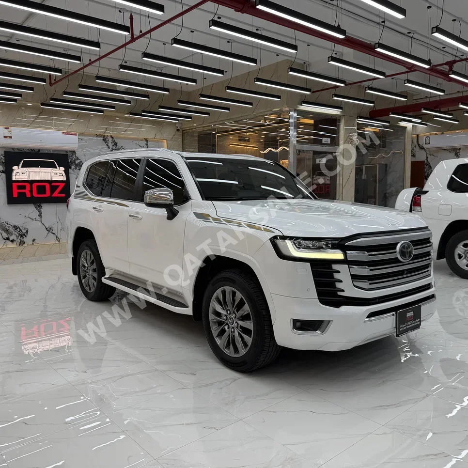 تويوتا  لاند كروزر  في اكس ار  2022  اوتوماتيك  117,000 كم  6 سلندر  دفع رباعي  اس يو في  أبيض