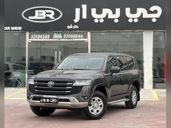 تويوتا  لاند كروزر  جي اكس  2025  اوتوماتيك  22,000 كم  6 سلندر  دفع رباعي  اس يو في  رمادي  تحت الضمان