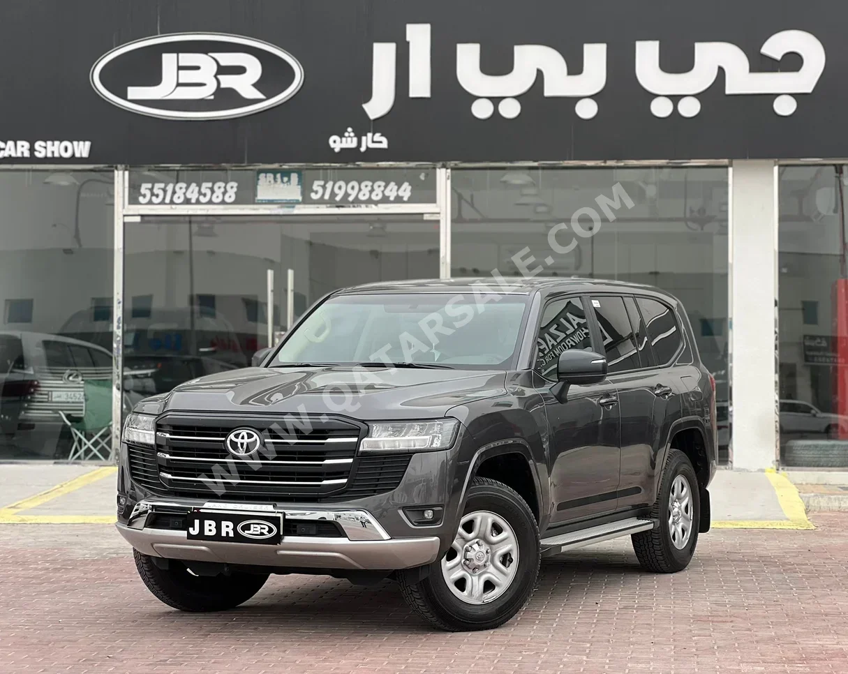 تويوتا  لاند كروزر  جي اكس  2025  اوتوماتيك  22,000 كم  6 سلندر  دفع رباعي  اس يو في  رمادي  تحت الضمان
