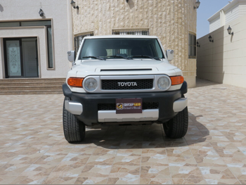 Toyota  FJ Cruiser  2013  Automatic  300,000 Km  6 Cylinder  Four Wheel Drive (4WD)  SUV  White