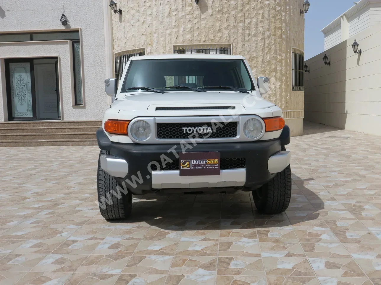 تويوتا  إف جي كروزر  2013  اوتوماتيك  300,000 كم  6 سلندر  دفع رباعي  اس يو في  أبيض