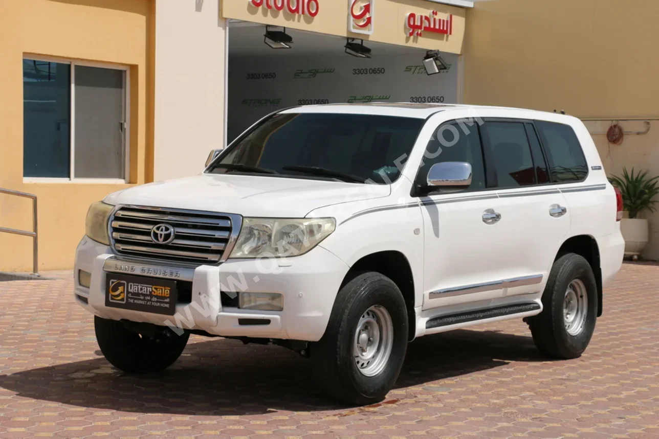 تويوتا  لاند كروزر  في اكس ار  2011  اوتوماتيك  437,000 كم  8 سلندر  دفع رباعي  اس يو في  أبيض