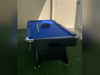ازرق  طاولة بلياردو