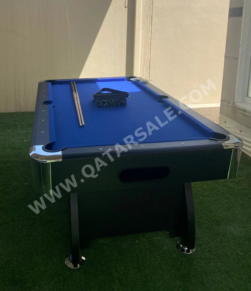 ازرق  طاولة بلياردو