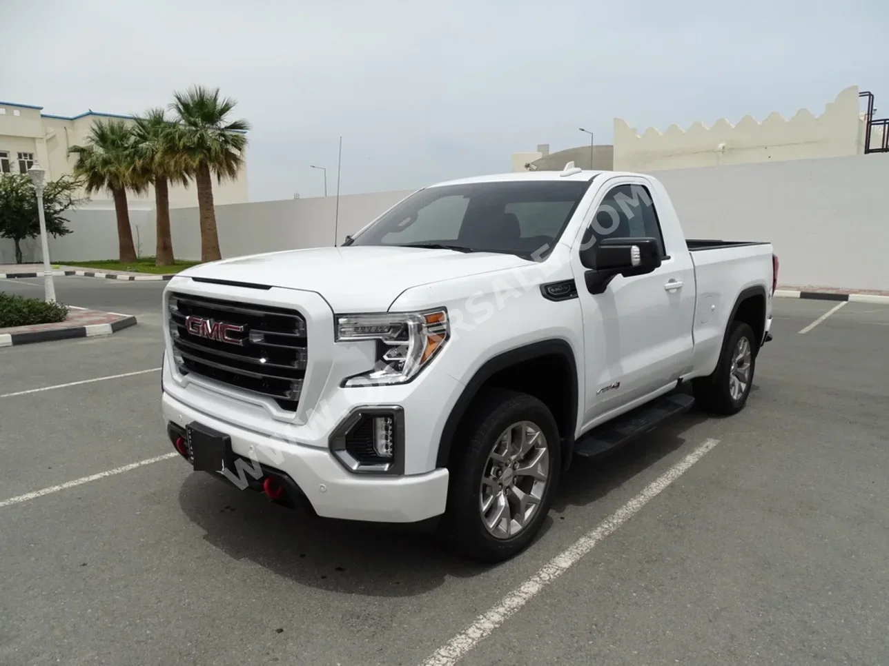 جي ام سي  سييرا  اي تي 4  2021  اوتوماتيك  53,000 كم  8 سلندر  دفع رباعي  بيكب  أبيض