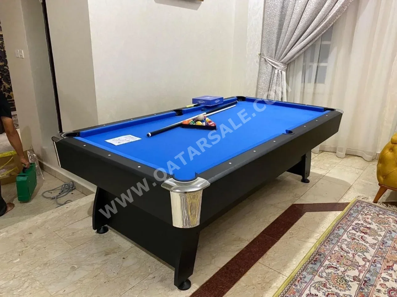 ازرق  طاولة بلياردو