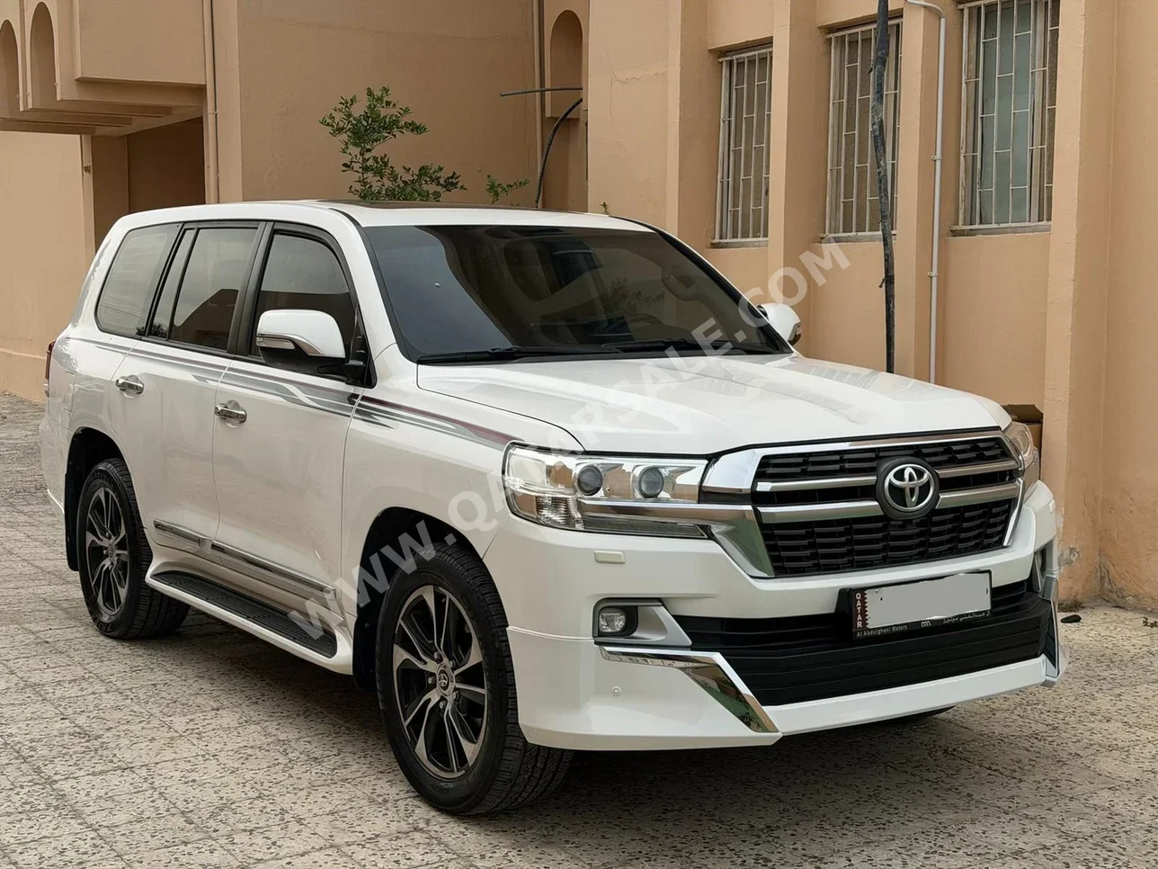 Toyota  Land Cruiser  GXR- Grand Touring  2019  Automatic  180,000 Km  8 Cylinder  Four Wheel Drive (4WD)  SUV  White