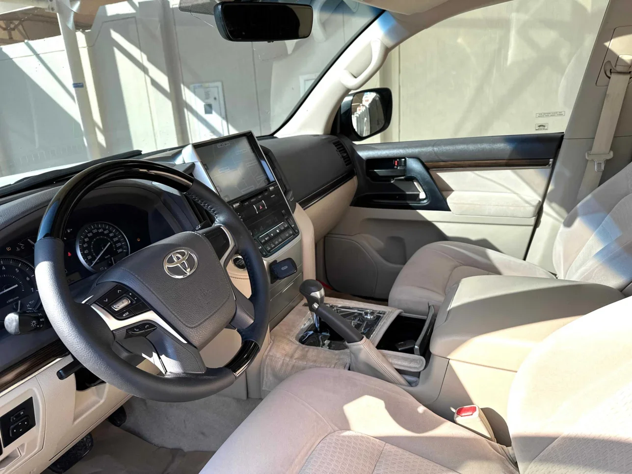 Toyota  Land Cruiser  GXR- Grand Touring  2019  Automatic  180,000 Km  8 Cylinder  Four Wheel Drive (4WD)  SUV  White