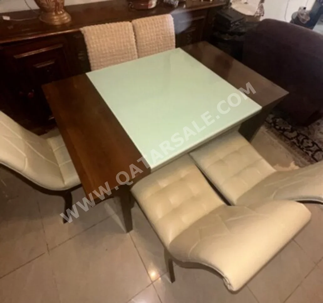 طاولة طعام مع كراسي  - بنى