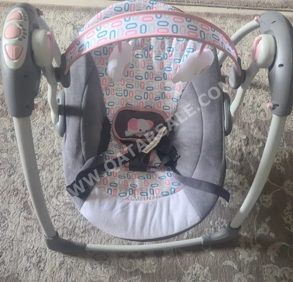 مقعد الطفل / الكراسي الهزازة والأراجيح