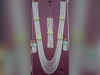 الذهب طقم  البحرين  نسائي  حسب القطعة ( ديزاينرز)  27.3 غرام  طبيعة  ذهب أصفر  عيار 21