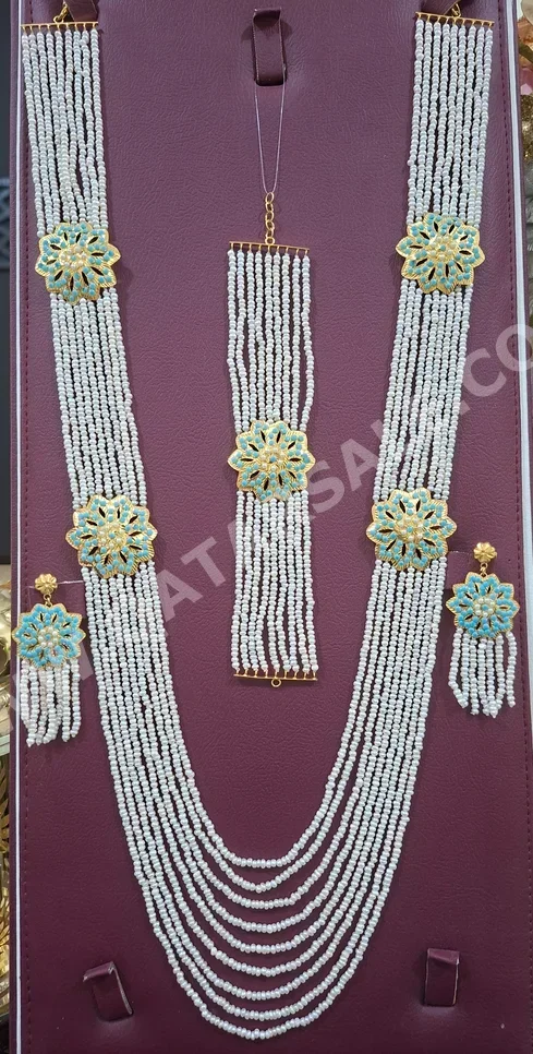 الذهب طقم  البحرين  نسائي  حسب القطعة ( ديزاينرز)  27.3 غرام  طبيعة  ذهب أصفر  عيار 21