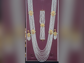 الذهب طقم  البحرين  نسائي  حسب القطعة ( ديزاينرز)  26 غرام  طبيعة  ذهب أصفر  عيار 21