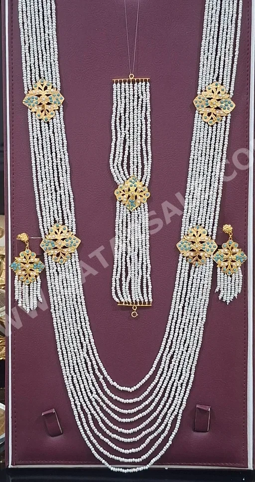 الذهب طقم  البحرين  نسائي  حسب القطعة ( ديزاينرز)  26 غرام  طبيعة  ذهب أصفر  عيار 21