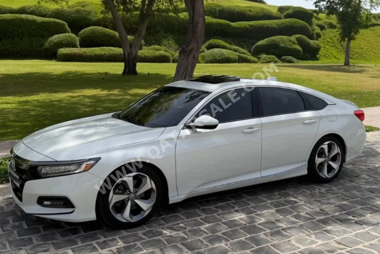 هوندا  اكورد  اي اكس ال  2019  اوتوماتيك  73,000 كم  4 سلندر  سحب امامي  سيدان  أبيض