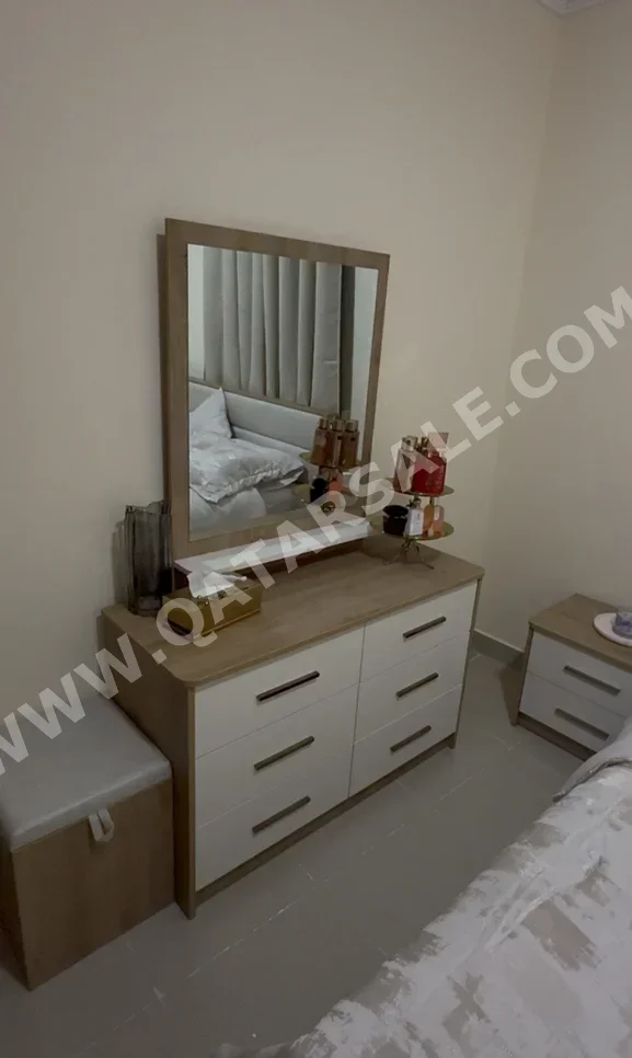 أطقم غرف نوم - هوم سينتر  - طقم مكون من 5 قطع  - أبيض وبيج