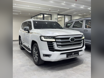 تويوتا  لاند كروزر  في اكس ار  2022  اوتوماتيك  90,000 كم  6 سلندر  دفع رباعي  اس يو في  أبيض