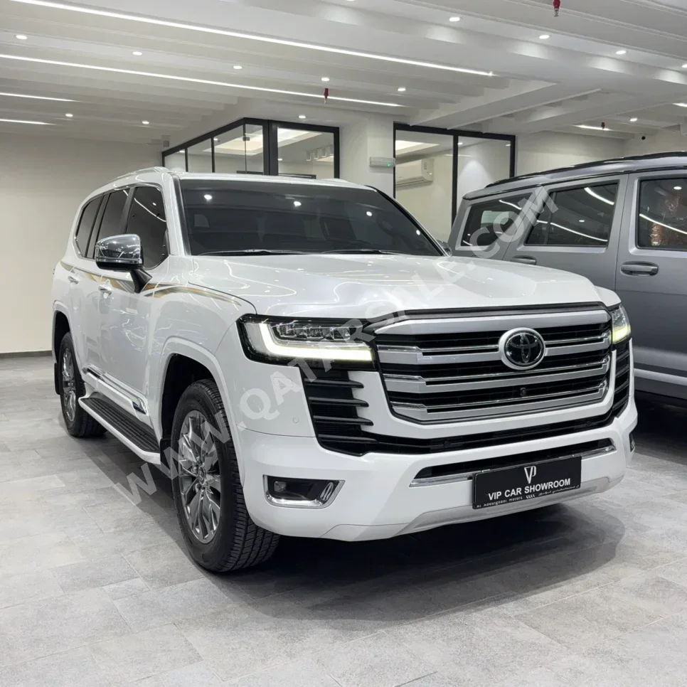 تويوتا  لاند كروزر  في اكس ار  2022  اوتوماتيك  90,000 كم  6 سلندر  دفع رباعي  اس يو في  أبيض