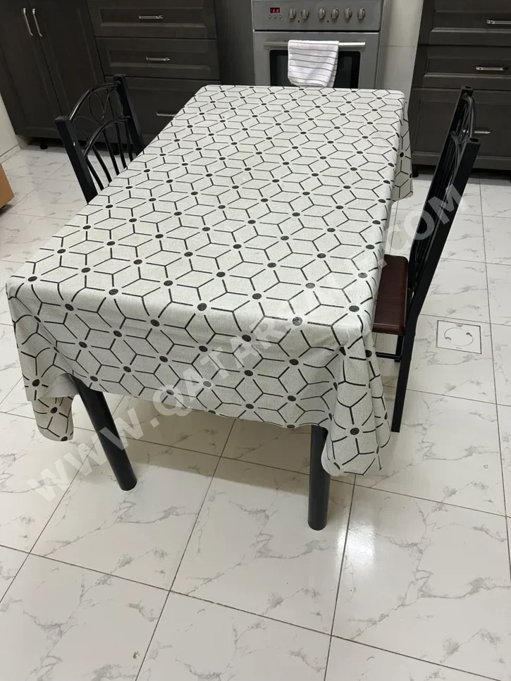 الطاولات والخزائن الجانبية طاولة و كراسيها  - بنى