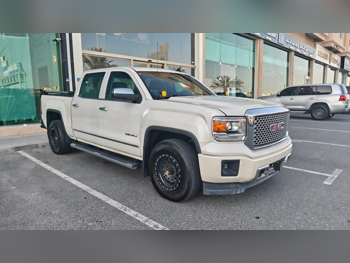 GMC  Sierra  Denali  2015  Automatic  198,000 Km  8 Cylinder  Four Wheel Drive (4WD)  Pick Up  Pearl