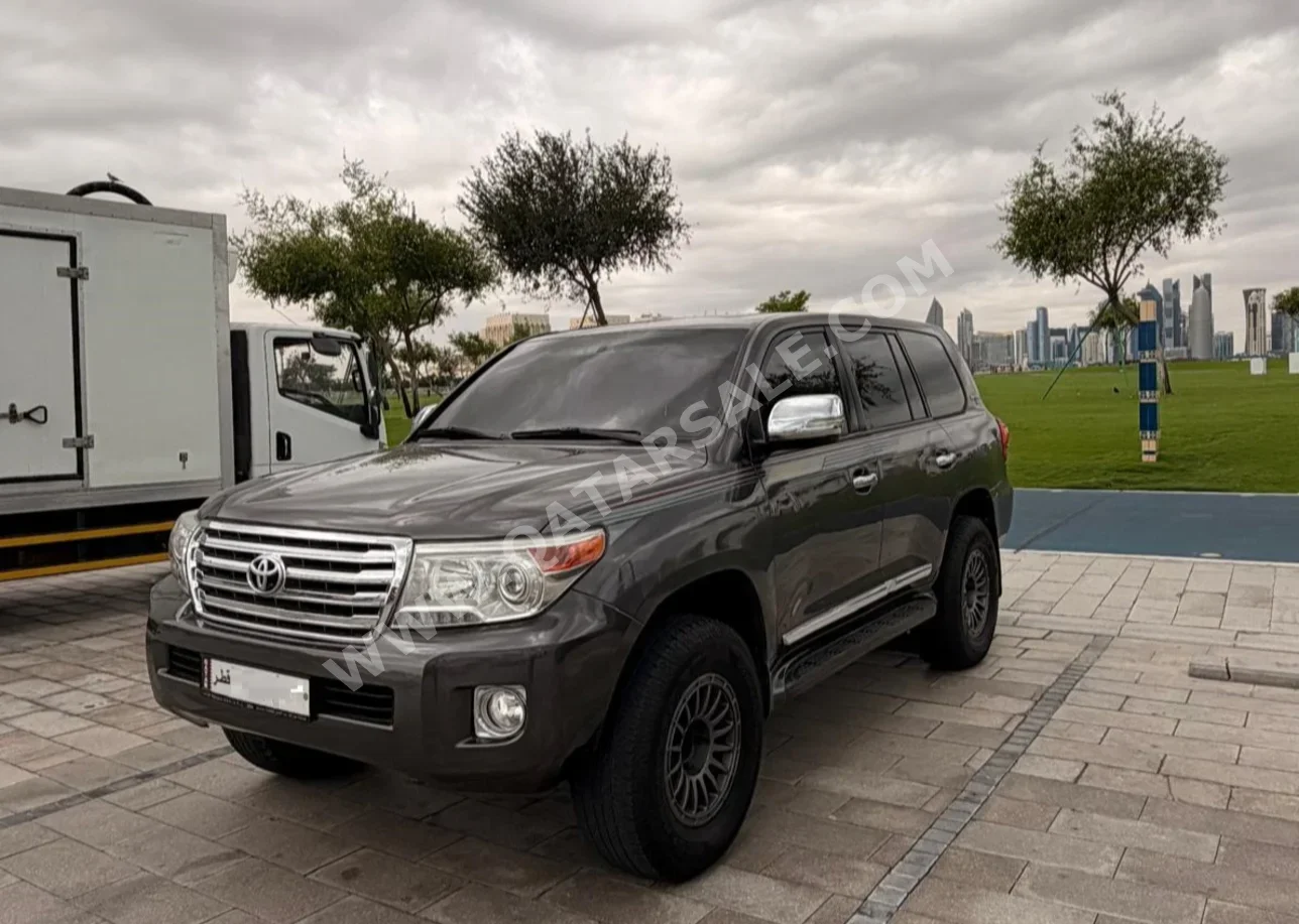 تويوتا  لاند كروزر  جي اكس ار  2011  اوتوماتيك  450,000 كم  8 سلندر  دفع رباعي  اس يو في  رمادي