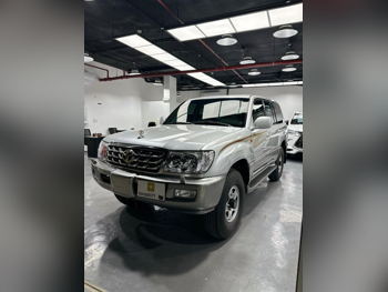 تويوتا  لاند كروزر  جي اكس ار  2005  اوتوماتيك  72,973 كم  6 سلندر  دفع رباعي  اس يو في  فضي