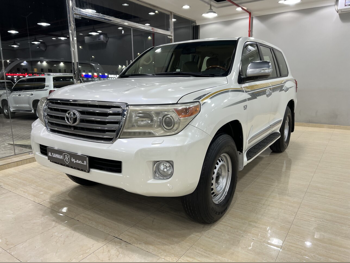 تويوتا  لاند كروزر  في اكس ار  2013  اوتوماتيك  277,000 كم  8 سلندر  دفع رباعي  اس يو في  أبيض