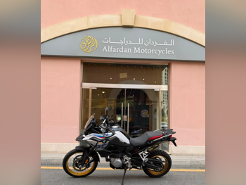 بي ام دبليو  اف 850 جي اس -  2020 - اللون ازرق وابيض