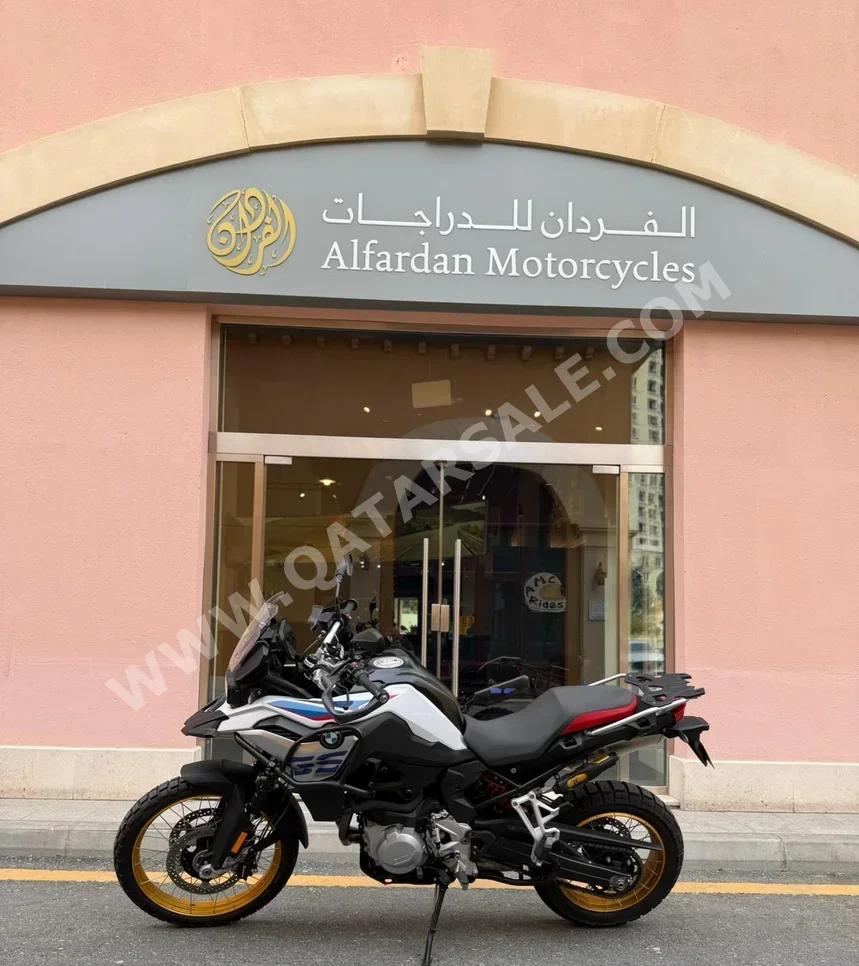بي ام دبليو اف 850 جي اس - 2020 - اللون ازرق وابيض